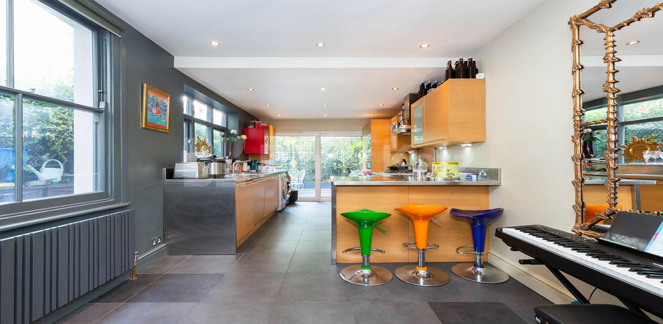 			FAMILYS ONLY, 4 Bedroom, 1 bath, 1 reception House			 Edison Road, Crouch End